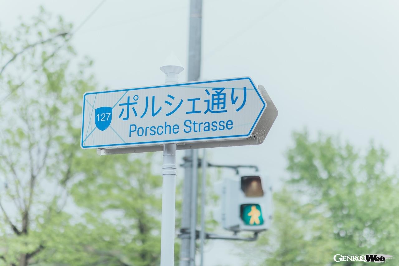 袖ケ浦市道に新しく設置された、127号のポルシェ通り新しい標識。道路番号表示は、特別にポルシェのクレストデザインが採用されている。