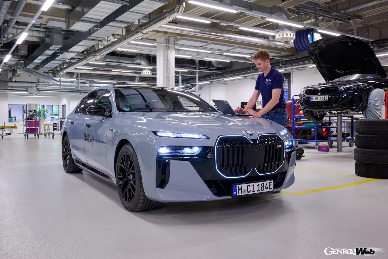全固体電池セルが搭載された、BMW i7のテスト車両。