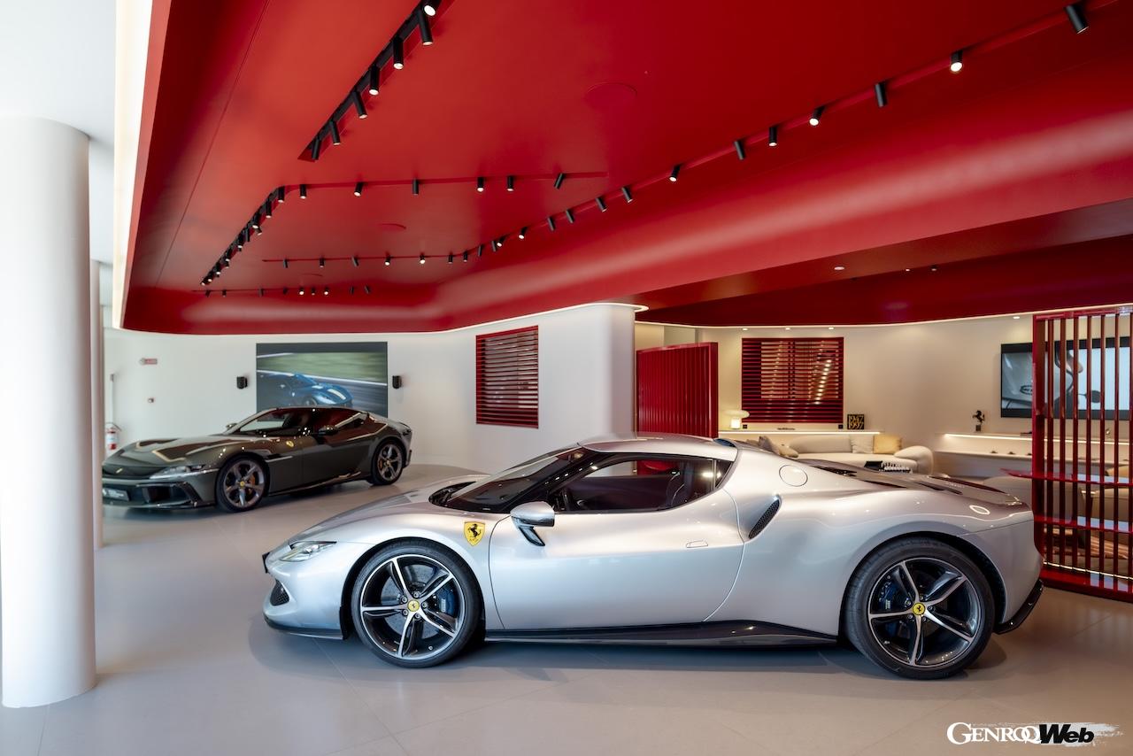 イタリア・ローマにオープンした、フェラーリの最新コンセプトをが導入されたショールーム。