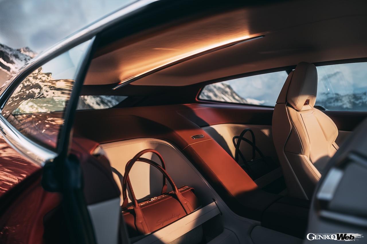 シート後方の専用コンパートメントやラゲッジスペースにピタリと収まる、スケドーニ製専用バッグも用意された。