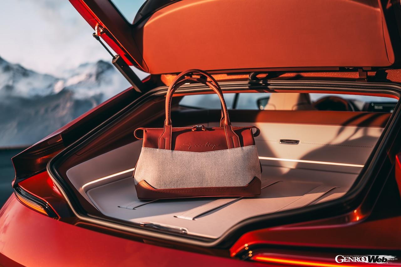 シート後方の専用コンパートメントやラゲッジスペースにピタリと収まる、スケドーニ製専用バッグも用意された。