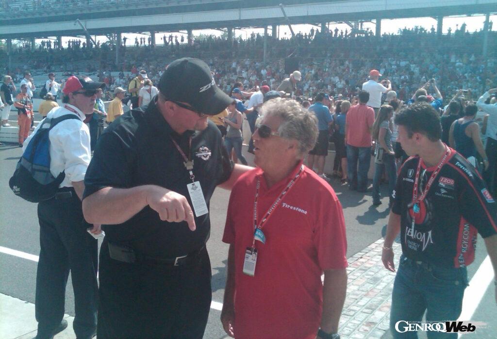 大学卒業後、初めてインディアナポリス・モータースピードウェイを訪れたケン・モリス。写真は2010年のイベントで、マリオ・アンドレッティ(右)と話し込むモリス。