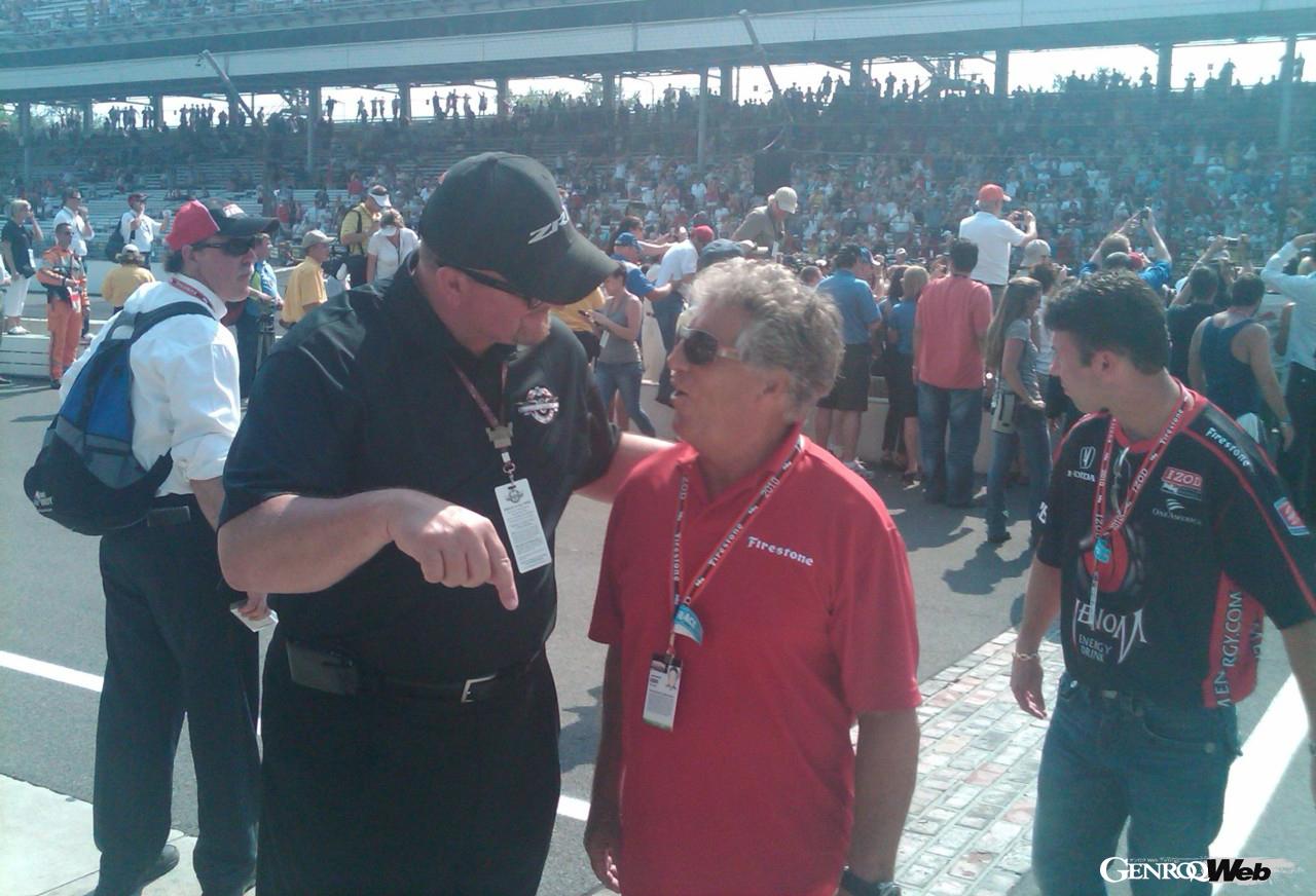 大学卒業後、初めてインディアナポリス・モータースピードウェイを訪れたケン・モリス。写真は2010年のイベントで、マリオ・アンドレッティ（右）と話し込むモリス。