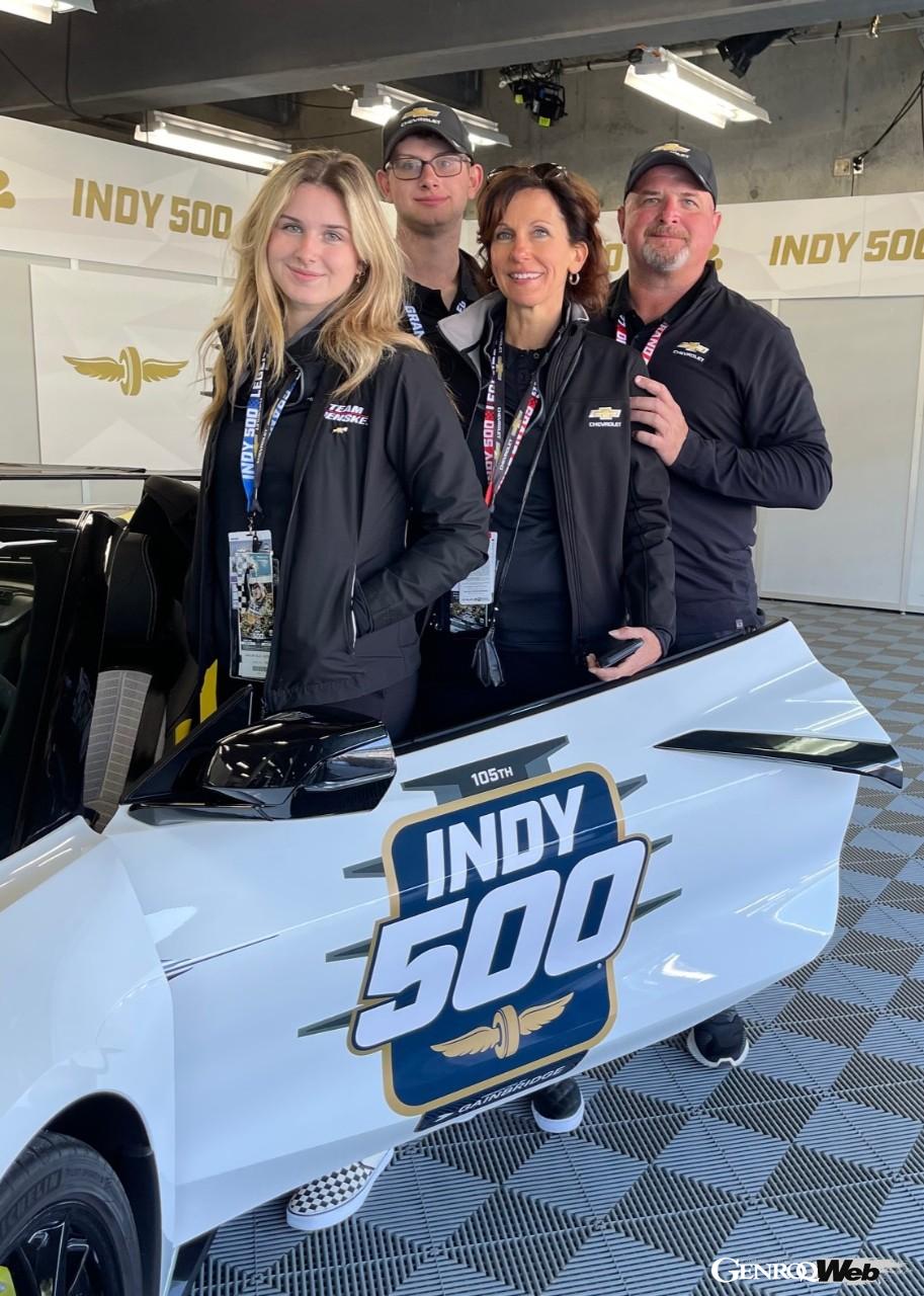 写真は2021年のインディ500において、ケン・モリスと妻のミシェル、そして子供たち。現在でも家族でインディ500を訪れるのが恒例行事となっている。