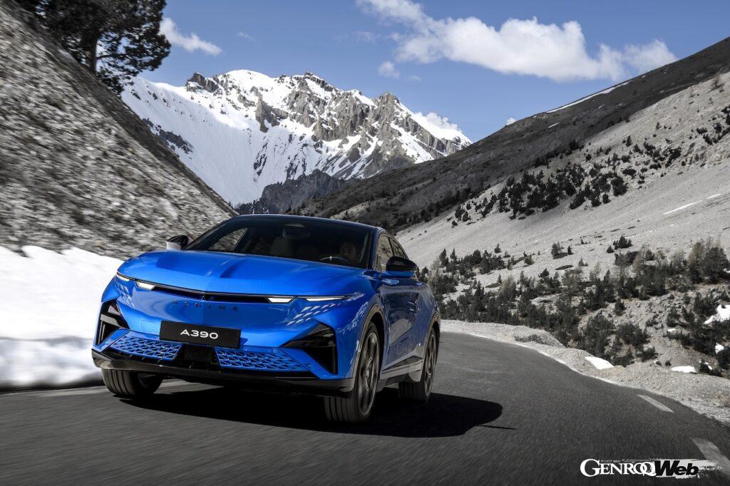 フル電動クロスオーバー「アルピーヌ A390」の走行シーン。