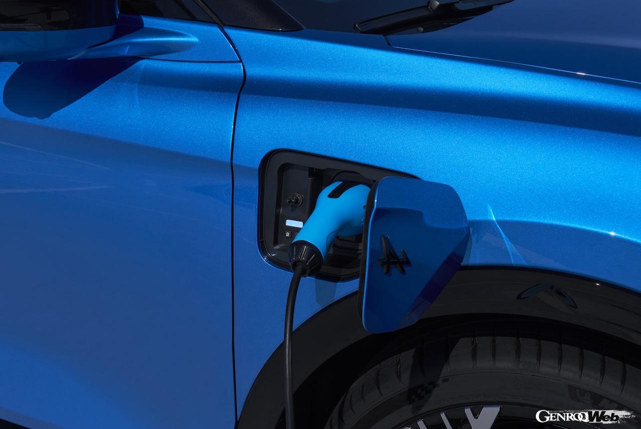 フル電動クロスオーバー「アルピーヌ A390」の充電シーン。