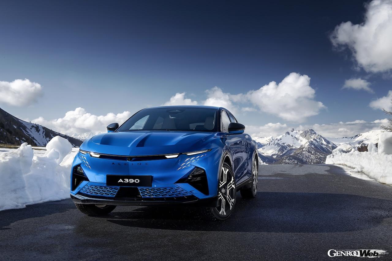 フル電動クロスオーバー「アルピーヌ A390」の走行シーン。