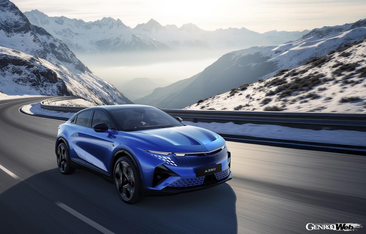 フル電動クロスオーバー「アルピーヌ A390」の走行シーン。