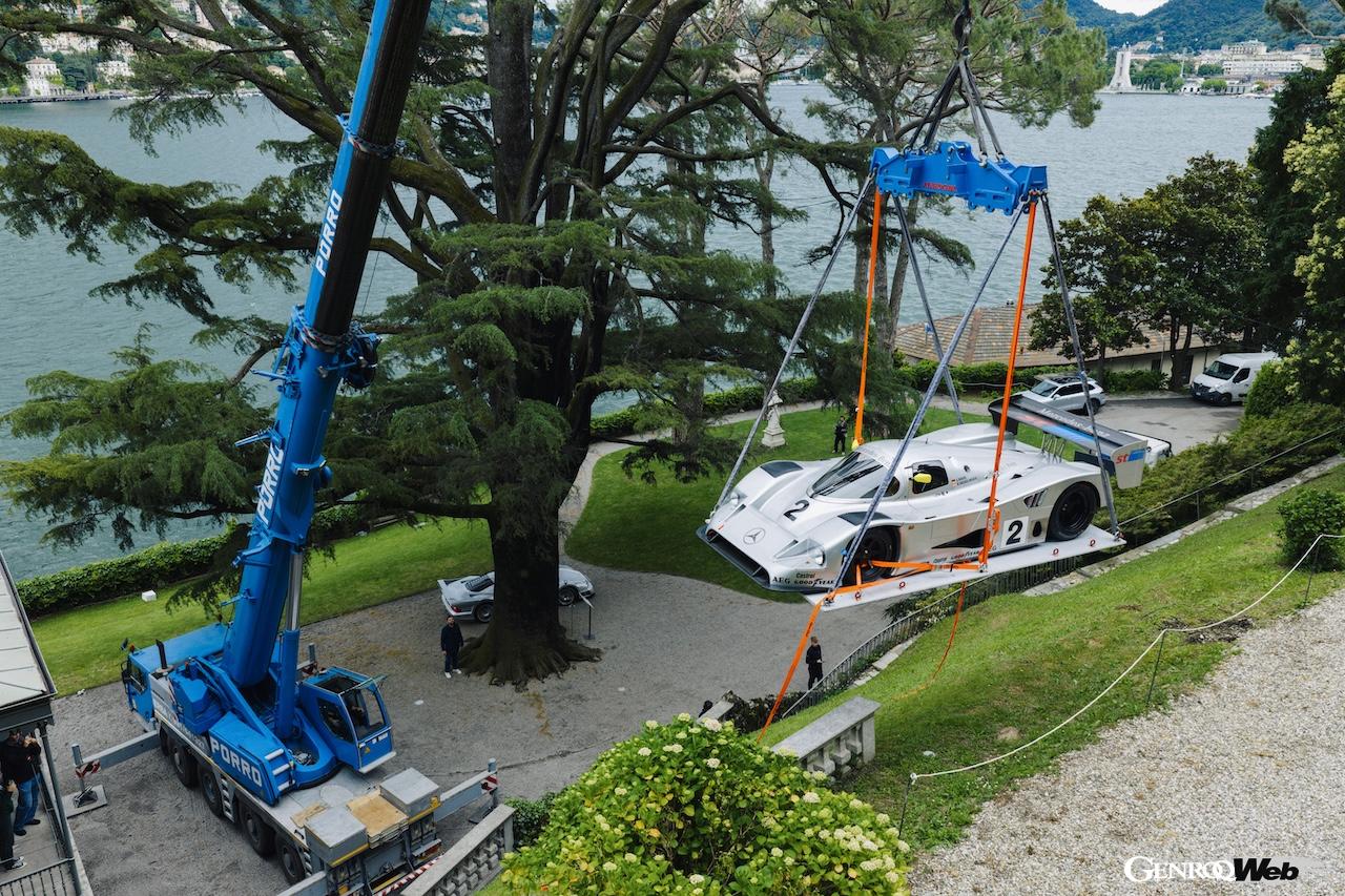 メルセデス・ベンツ・クラシックは、今回のイベントのために3台の車両を、クレーンを使ってヴィラ・デル・グルメッロ庭園に配置した。写真はクレーンで搬入されるメルセデス・ベンツ C11。