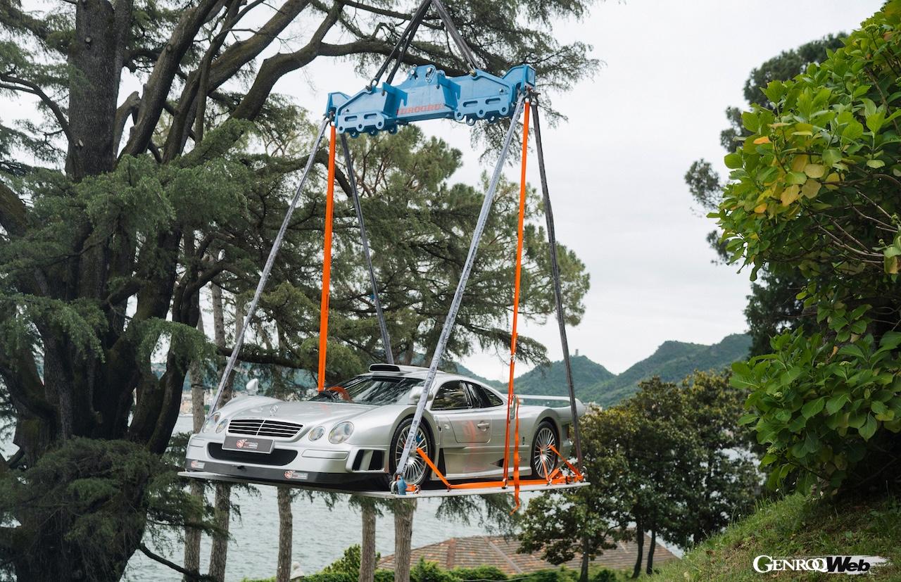 メルセデス・ベンツ・クラシックは、今回のイベントのために3台の車両を、クレーンを使ってヴィラ・デル・グルメッロ庭園に配置した。写真はクレーンで搬入されるメルセデス・ベンツ C11。