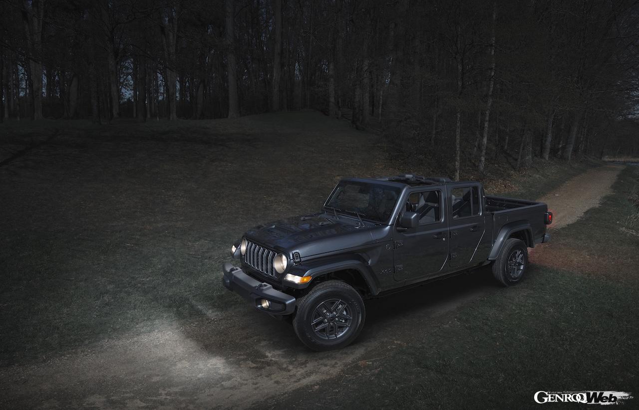 ダークなカラーで纏められたエクステリアの特別仕様車「ジープ グラディエーター ダークスカイ」が、米国市場に導入される。