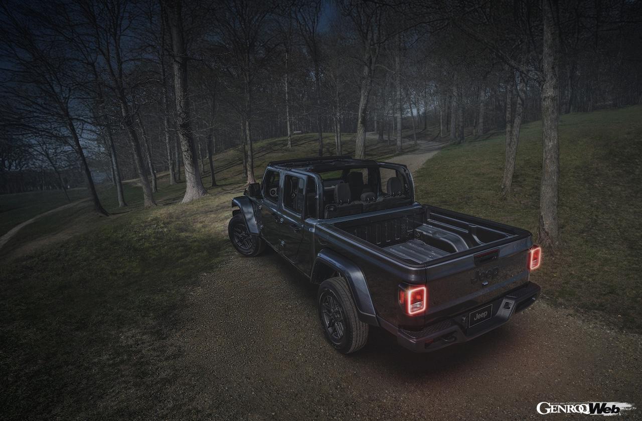 オープンエアピックアップとして唯一無の魅力を持つ「グラディエーター」に、人気装備や機能を多数導入した「ダークスカイ」が追加された。