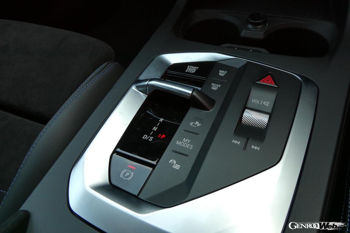 小ぶりなセレクタレバーが最新のBMWデザイン。