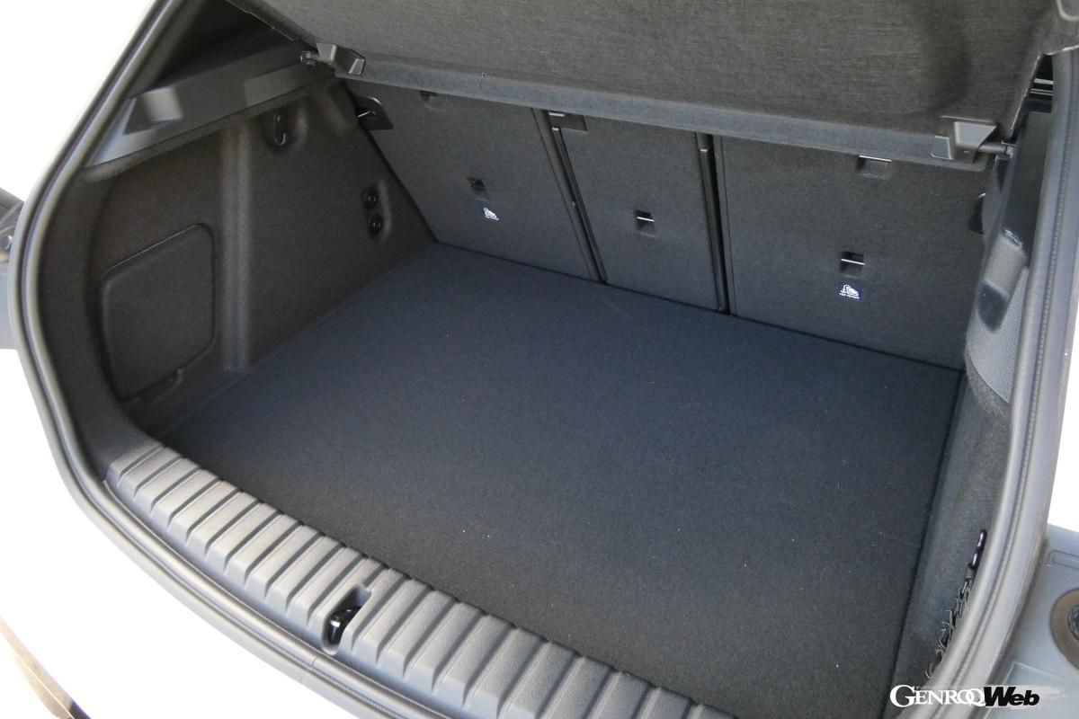 リヤの荷室容量はしっかり確保されており（380L）、スペアタイヤレスによる二重底構造も実用的だ。