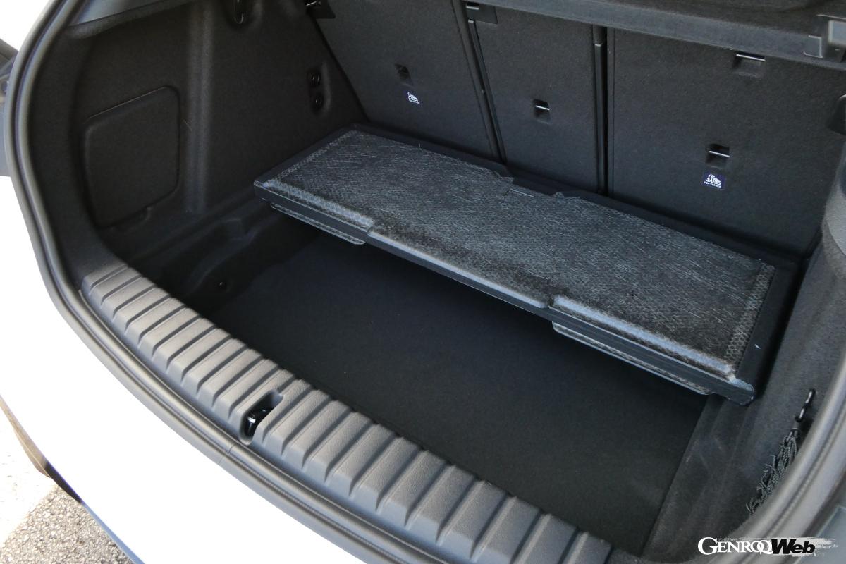 リヤの荷室容量はしっかり確保されており（380L）、スペアタイヤレスによる二重底構造も実用的だ。