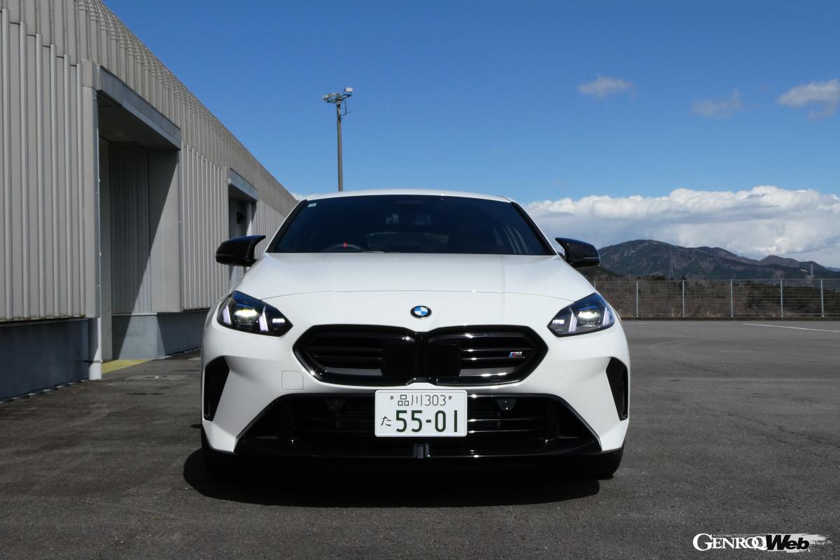 Mキドニーグリル正面向かって右にはMロゴが配置される。