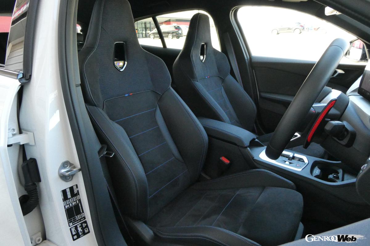 一体型ヘッドレストを備え、サイド・サポートが張り出したMスポーツ・シート。