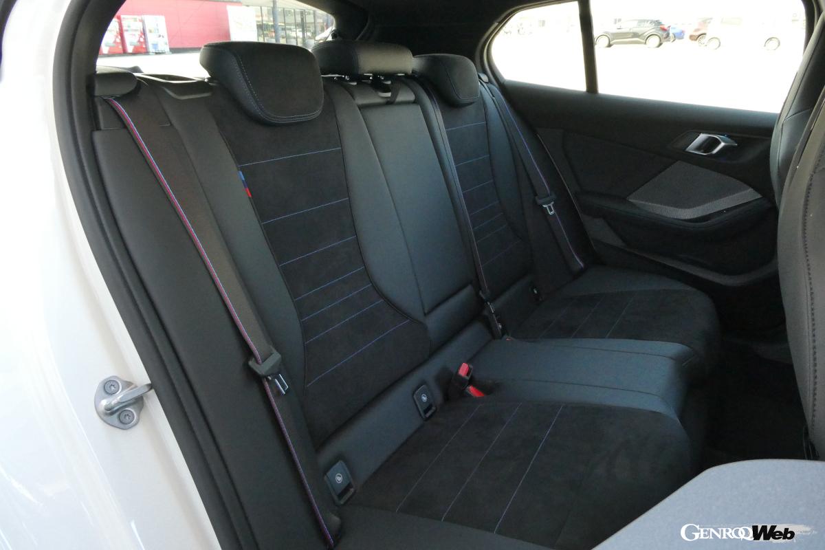 一体型ヘッドレストを備え、サイド・サポートが張り出したMスポーツ・シート。