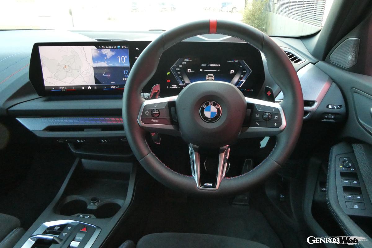 3本スポークのマルチファンクションMレザーステアリングを装備。