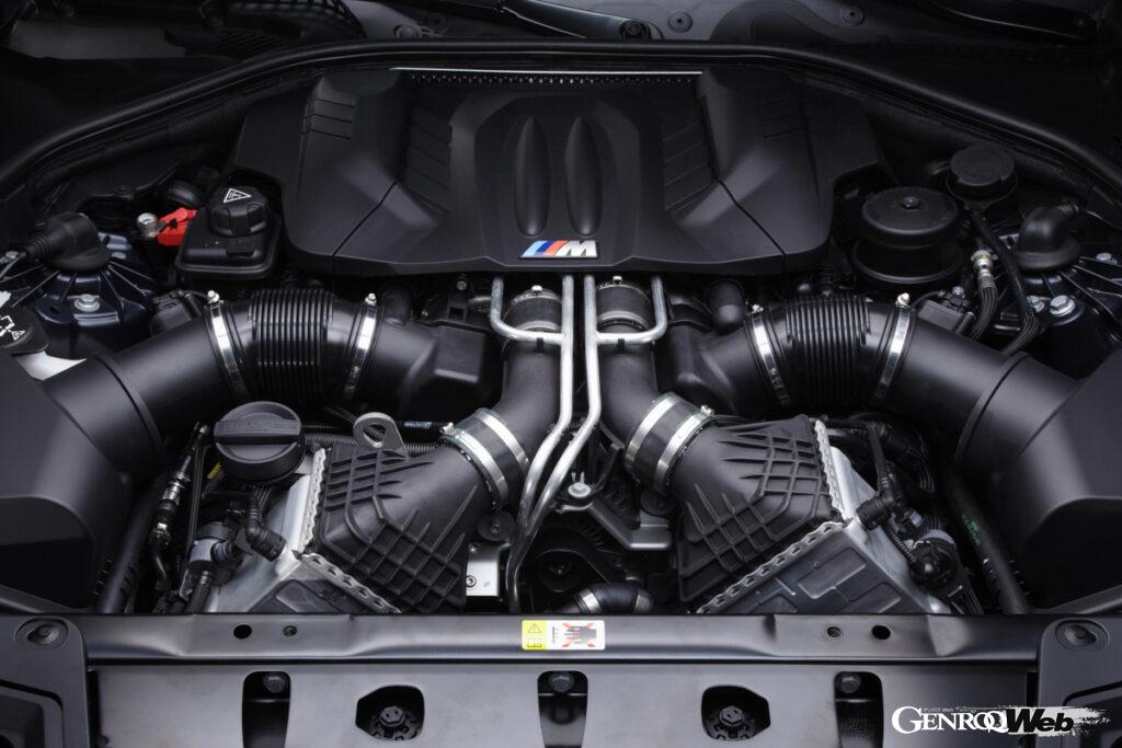 4.4リッターV型8気筒DOHC32バルブ・ツインスクロール・ツインターボ“S63B44TU”エンジン。