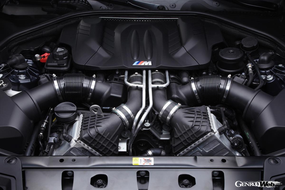 4.4リッターV型8気筒DOHC32バルブ・ツインスクロール・ツインターボ“S63B44TU”エンジン。