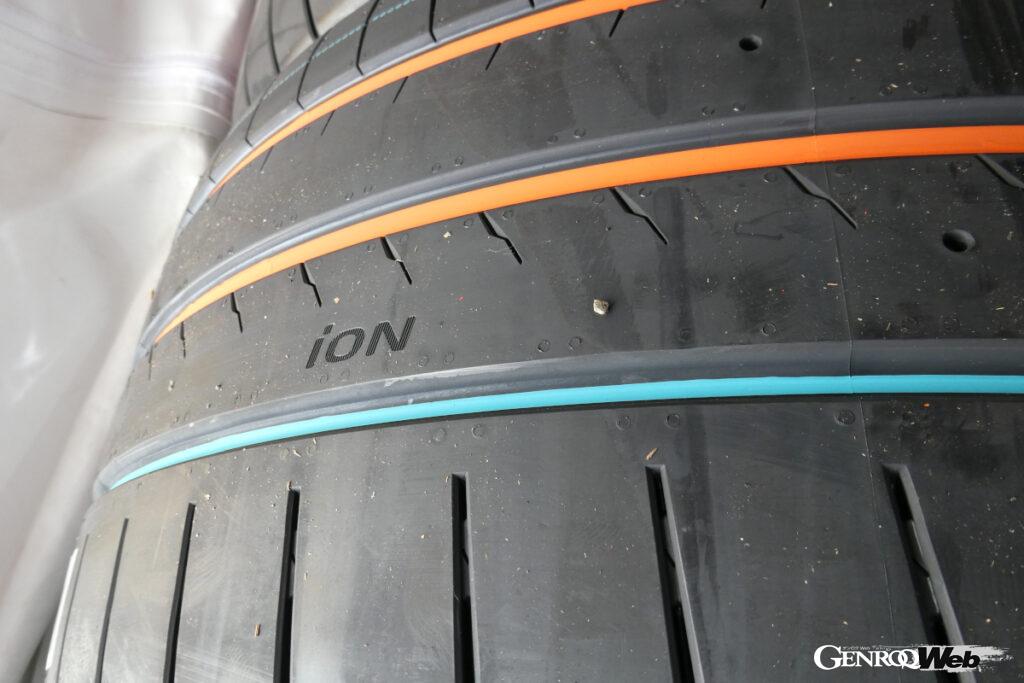 ハンコックのEV専用ブランド「iON（アイオン）」のロゴが刻まれたレース用タイヤ。