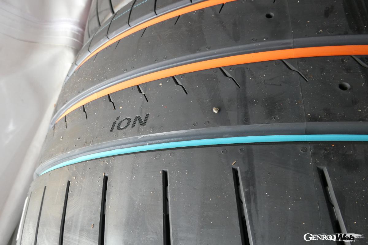 ハンコックのEV専用ブランド「iON（アイオン）」のロゴが刻まれたレース用タイヤ。