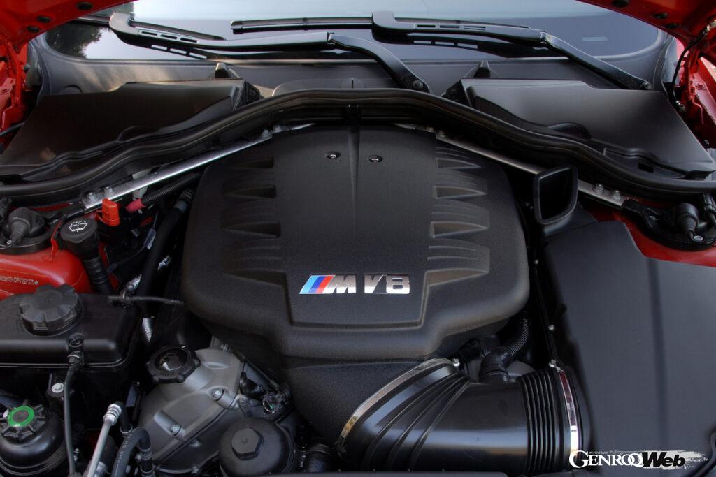 4.0リッターV型8気筒DOHC“S65B40”型ユニット。