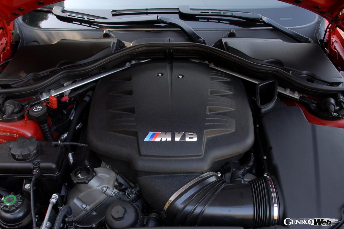 4.0リッターV型8気筒DOHC“S65B40”型ユニット。