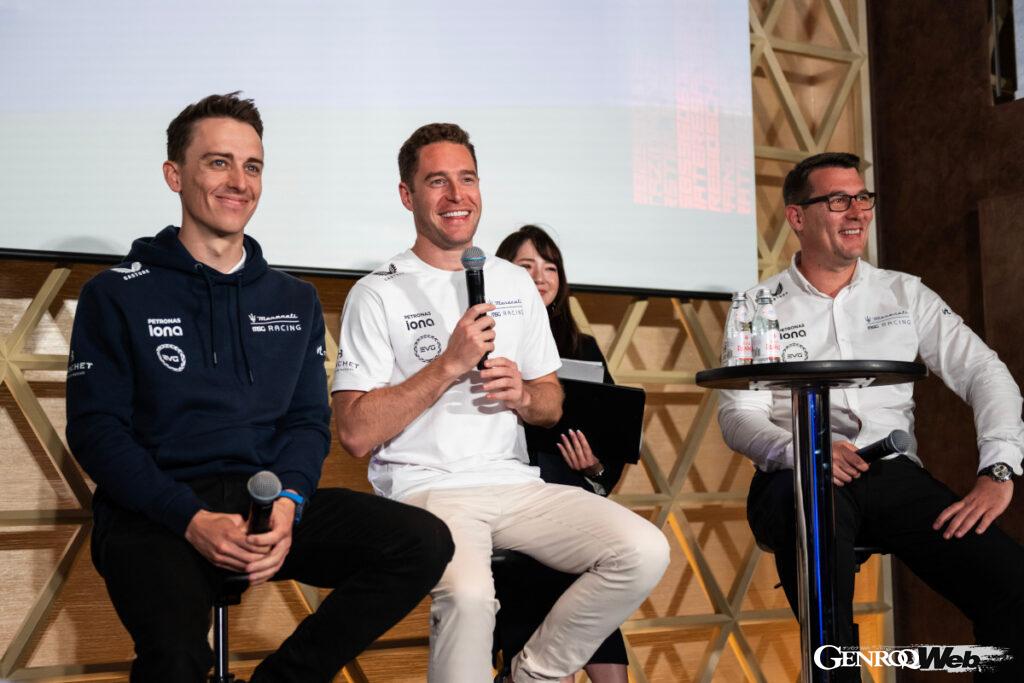2020〜21年のフォーミュラE年間チャンピオンのストフェル・バンドーン選手(中)、ジェイク・ヒューズ選手(左)。