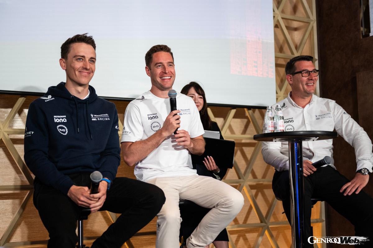 2020〜21年のフォーミュラE年間チャンピオンのストフェル・バンドーン選手（中）、ジェイク・ヒューズ選手（左）。