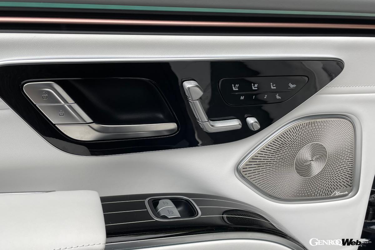 オプションのファーストクラスパッケージ（123万6000円）を装備。スイッチひとつでほぼフルリクライニングする。