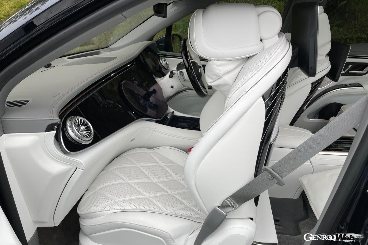 オプションのファーストクラスパッケージ（123万6000円）を装備。スイッチひとつでほぼフルリクライニングする。