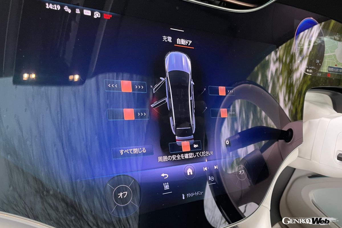 荘厳な雰囲気で重々しく開閉する電動ドアはセンターディスプレイで操作可能。