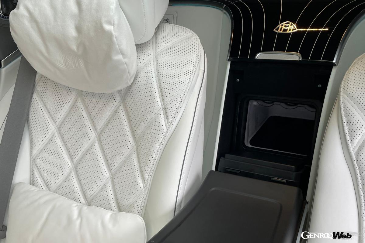 後席中央に備わるクーラーボックス。その分トランク容量は狭くなる。