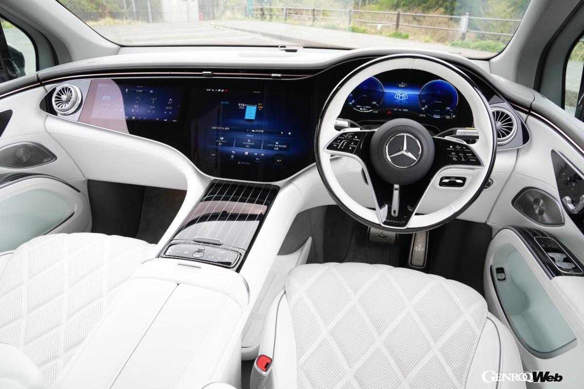 MBUXハイパースクリーンを備えた先進的なインパネ。