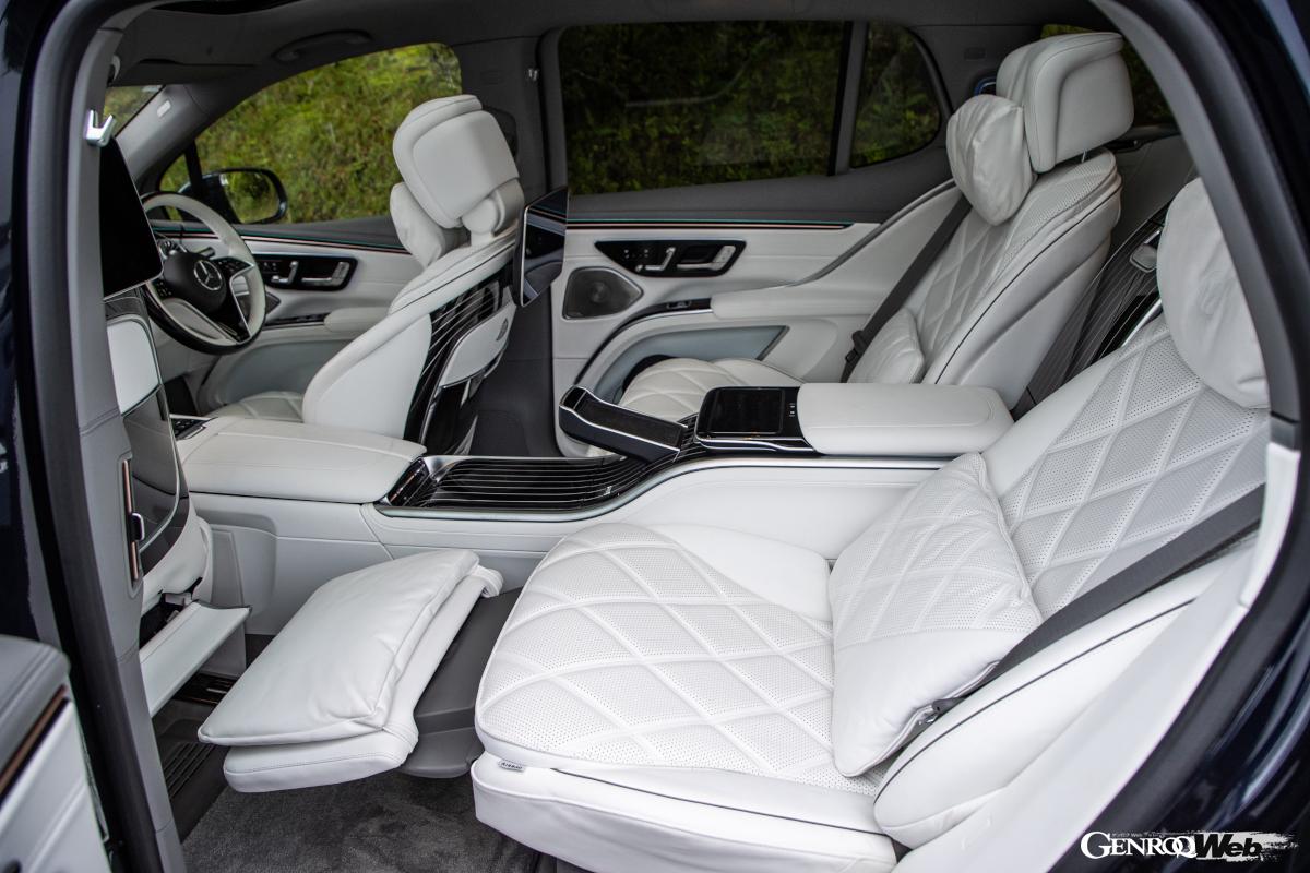 オプションのファーストクラスパッケージ（123万6000円）を装備。スイッチひとつでほぼフルリクライニングする。