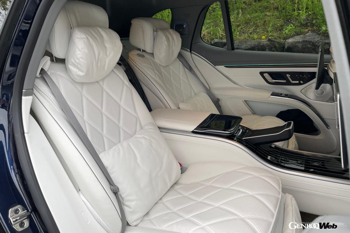 上質なクリスタルホワイトナッパレザーインテリアは224万7000円のオプション。