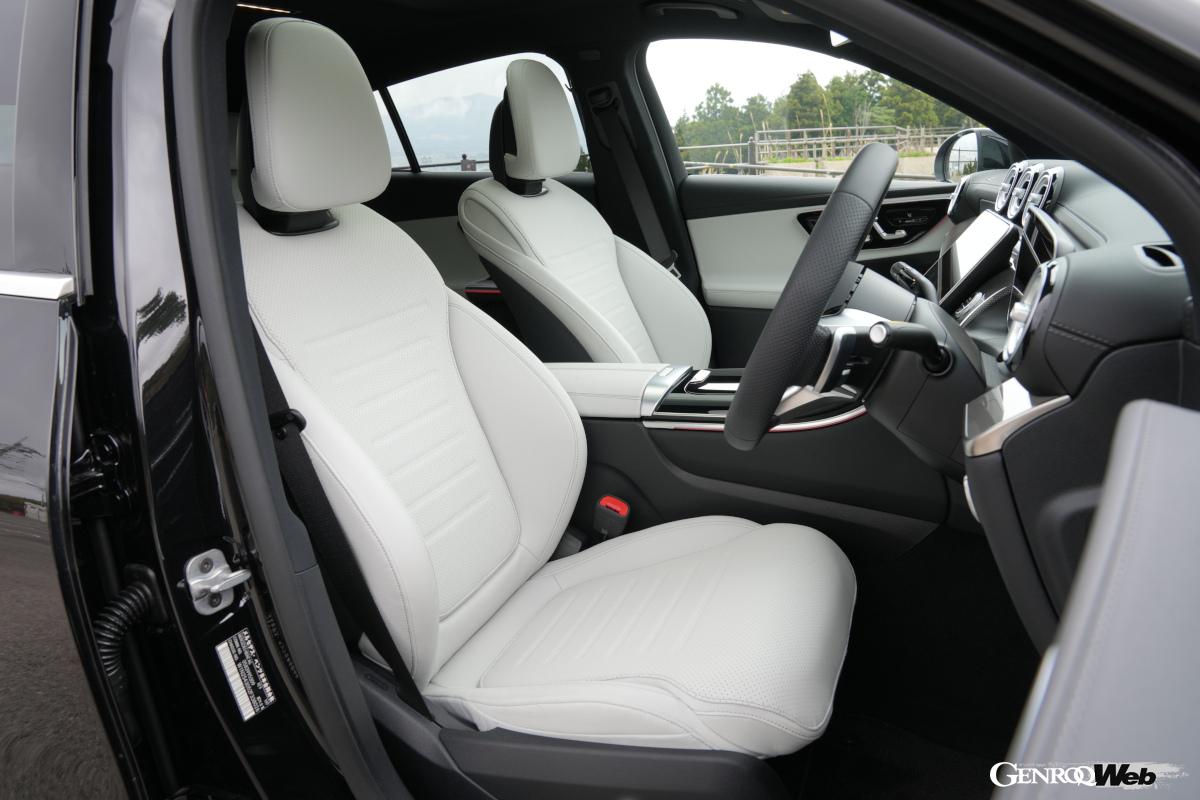 内装はブラックの合成皮革ARTICOのみ（AMGライン選択時は2色から）選択可。