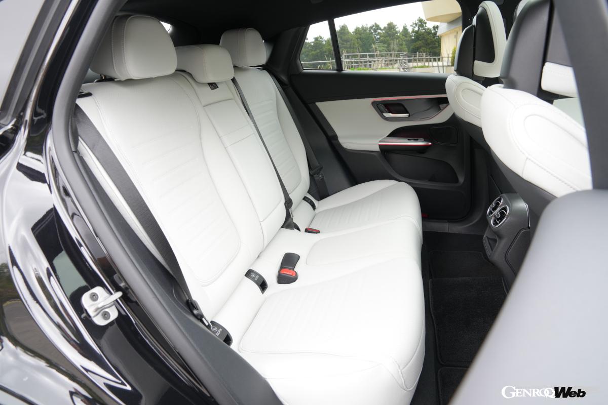 内装はブラックの合成皮革ARTICOのみ（AMGライン選択時は2色から）選択可。