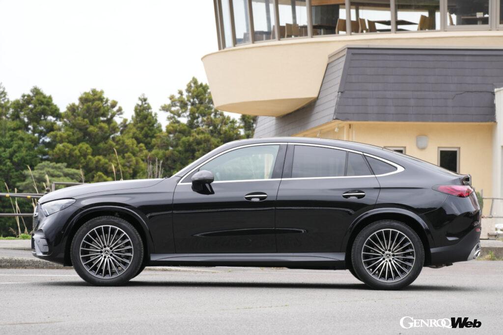 GLCと比べ、GLCクーペは全長が50mm長く、全幅は30mm広く、全高は35mm低い。