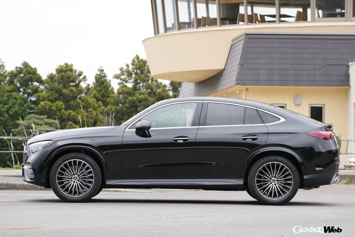 GLCと比べ、GLCクーペは全長が50mm長く、全幅は30mm広く、全高は35mm低い。