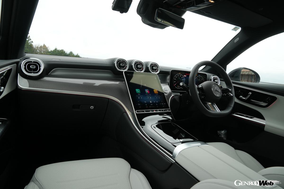 室内は第3世代MBUXを採用し、12.3インチのデジタルコクピットと、縦型11.9インチのメディアディスプレイを装備。