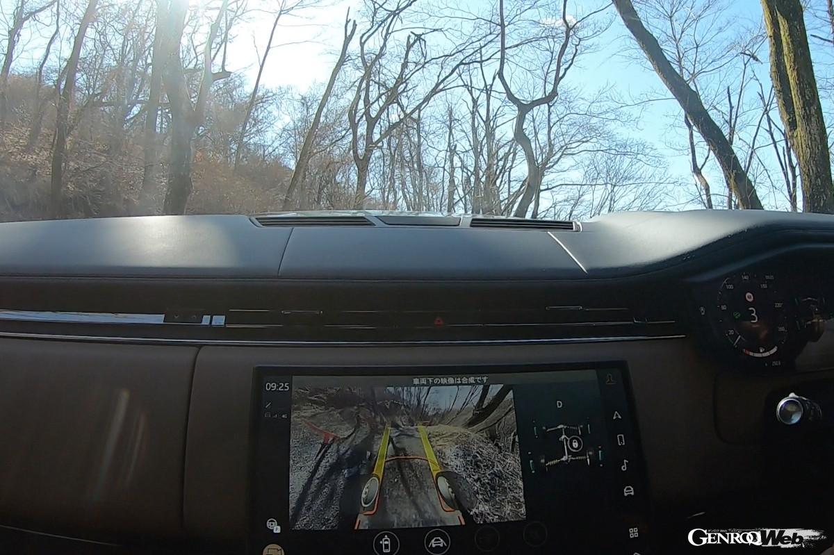 前方カメラの映像を合成してボンネットの下を投影する「クリアサイトグラウンドビュー」はオフロードで使える機能だ。