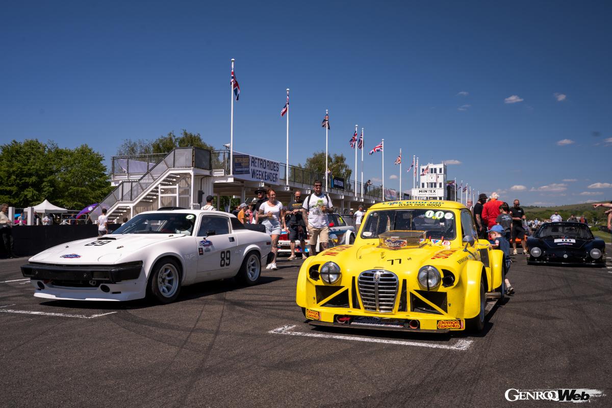 グリッド上で行われたモッドスポーツカーのデモ走行。