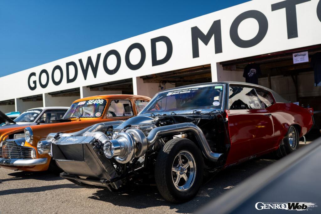 クラシック・ドラッグカーは観客の注目を集めていた。