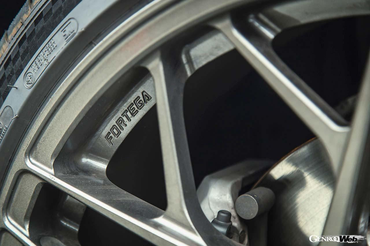 BBSジャパンの社内デザイナーとエンジニアがタッグを組んで生まれた。BBSの個性であるクロススポークが継承されるが、今回は5つのクロススポークからさらに2段階で分岐していく造形となった。伝統を踏襲しながら新しいBBS像を感じさせる秀逸なデザインだ。