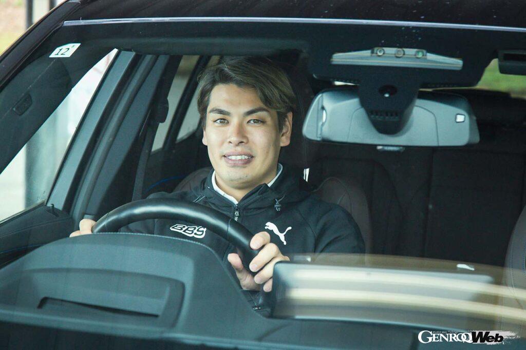 レーシングドライバーにしてセントラル20を牽引する柳田真孝選手と、同じく藤波清斗選手。純正ホイールとの履き比べなど、FLの開発段階からテストを重ね、その実力の高さを肌で体感したという。