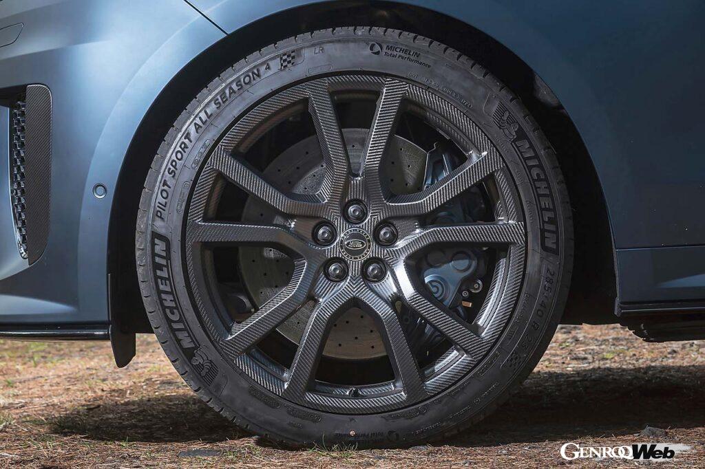 試乗車は量産車初となる23インチのカーボンホイールを装着(112万円のオプション)。タイヤはランドローバー承認の「ミシュラン・パイロットスポーツオールシーズン4」。