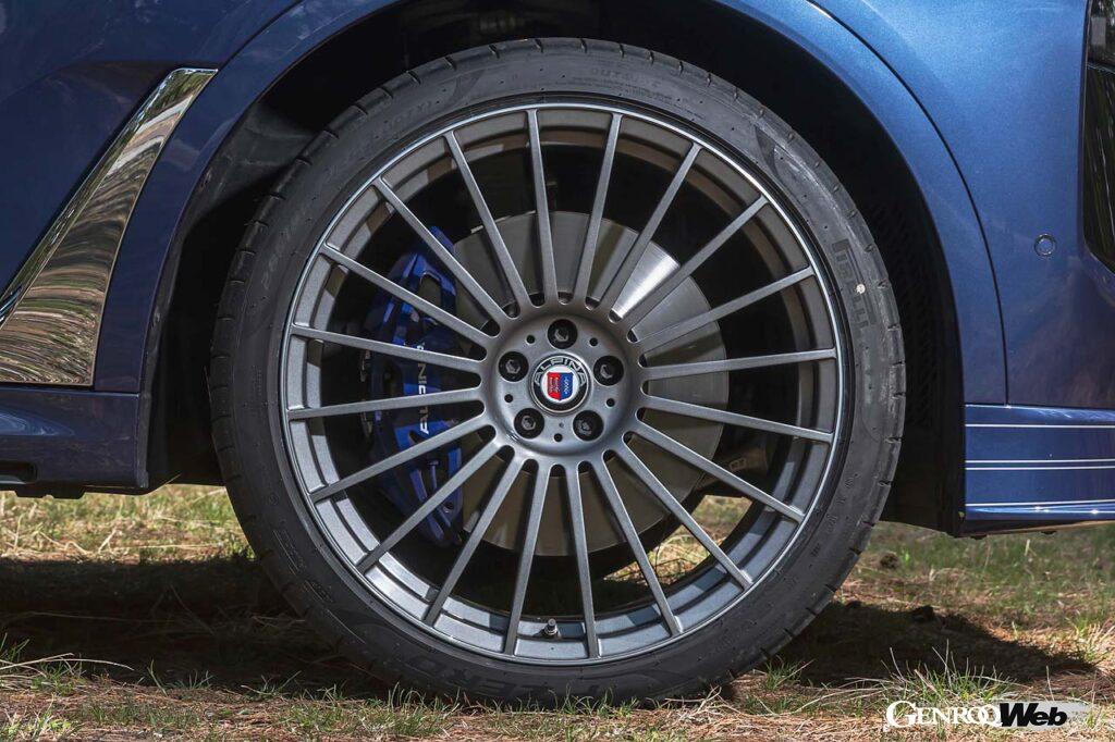 アルピナ定番の20本スポークホイールは23インチ。タイヤは「ピレリPゼロ」で、アルピナ承認の「ALP」マークが入る。